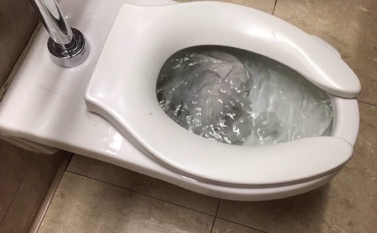 How to Deal with An Overflowing Toilet